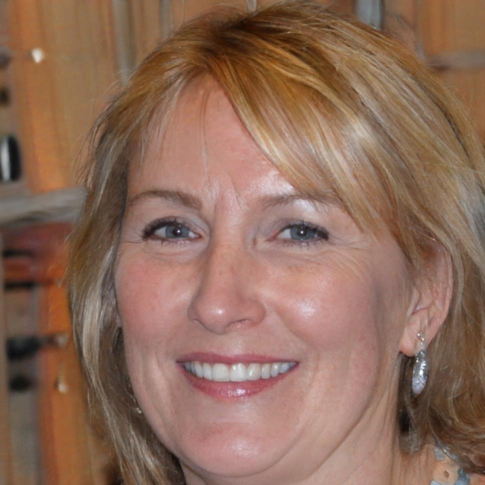 Retrato profesional de Aitana Ferreira, instructora de talleres financieros