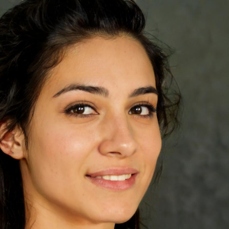 Retrato profesional de Lidia Fuster, directora de atención al cliente en coravelitho