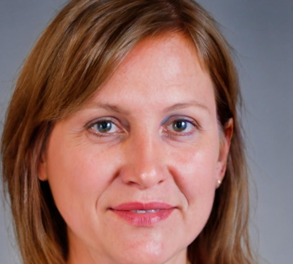 Retrato profesional de Aina Llopis, responsable de consultoría financiera en coravelitho